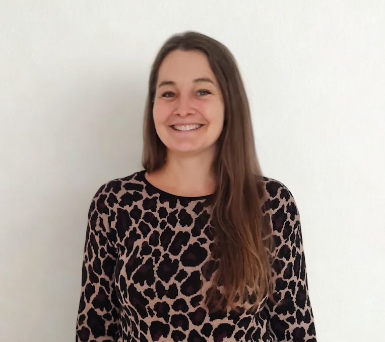 Sonja Hintergrund #b8a590-klein